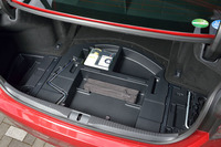 荷室のフロア下に設けられた、予備の収納スペース。パンク修理キットや、けん引フックなどもここにおさまる。