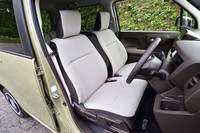 「N-WGN」のシートカラーはアイボリーとブラウンのコンビネーションのみ。表皮にはジャージー素材が用いられている。