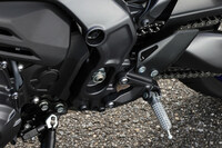 「MTモード」時の変速は左手で行うため、左のステップからはフットレバーも廃されている。