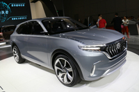 香港をベースとするハイブリッド・キネティック・グループは、2017年3月のジュネーブモーターショーに続き、今回もピニンファリーナがデザインした作品を発表。これはそのひとつ、SUVの「K550」。