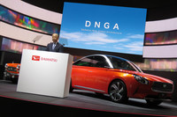 2017年の東京モーターショーにおいて、「DNGA」について説明するダイハツの奥平総一郎社長。