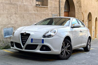 シエナの典型的な坂道にたたずむ前期型「ジュリエッタ」。2022年3月。