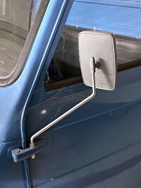 参考までに、これは三輪トラック「ピアッジョ・アペ」の旧車種。今となっては、万一の場合も補修費用が安そうなデザインで、癒やされる。11月撮影。