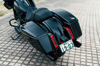 リアには2つのサイドケースを装備。容量は合わせて69リッターとなっている。