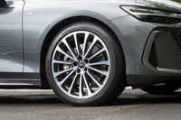 標準のタイヤサイズは225/55R18だが、試乗車はオプションで用意される20インチのタイヤ&ホイールセットを装着。ファルケンのフラッグシップタイヤ「アゼニスFK520」が採用されていた。