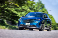 新型「3008」は、「STLAミディアム」と呼ばれる新開発のプラットフォームが初採用された記念すべきモデル。前輪駆動車のサスペンションは従来モデルと同じくフロントがマクファーソン式、リアがトーションビーム式となる。