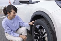 トレッド面を触って確かめてみる。低燃費性能を誇るタイヤとしては弾力性のあるコンパウンドだ。