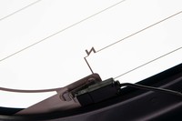 こちらはリアウィンドウのもの。デフォッガーの熱線が「N」型に折り曲げられている。