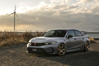 文中でも触れられているボルクレーシングの看板モデル「TE37」。写真の「ホンダ・シビック タイプR」装着モデルはその進化版たる「SAGA S-plus」である。