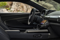 高さのあるセンターコンソールが左右のシートを分かつ。その側面にポジションの調節スイッチが配置されている。