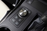 走行モードのセレクターは、シフトレバーの左側にレイアウトされている。写真は「IS300」のもので、ハイブリッド車「IS300h」にはEVモードのスイッチが備わる。