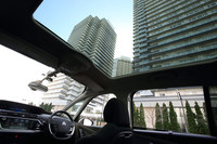 天井は大きなガラスルーフになっている。電動開閉式のサンブラインドも備わる。