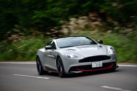 ボディーの骨格には、押し出し成形アルミとカーボンを接着固定した“VHボディーアーキテクチャー”が用いられている。ボディーパネルはカーボンで、ドアの構造材はマグネシウム。車重は1739kgと発表されている。