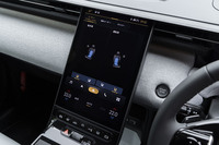 フロントシートの電動調整画面。ランバーサポートやボルスターの張り出しを個別に設定することができる。写真はベンチレーションを作動させた様子。