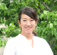 藤島知子(ふじしま ともこ)
自動車専門誌に加え、テレビやウェブメディアなどでも活躍するモータージャーナリスト。モータースポーツへの挑戦をきっかけに執筆活動を開始し、今日では“運転好き”の目線と女性ならではの目線の両方から、クルマと共に過ごすライフスタイルの素晴らしさを発信している。