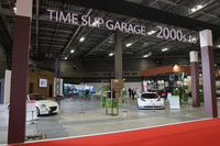 2000年代以降のゾーン。向かって左に初代「ダイハツ・コペン」、右に「日産リーフNISMO RC」。