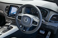 ステアリングホイールには「R」ロゴのアクセントが添えられる。シフトパドルを使った手動変速ができるのは「R-DESIGN」だけの特権だ。