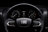 ステアリングホイールに新デザインの「FIAT」ロゴが備わる。