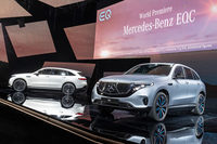 メルセデス・ベンツのサブブランド「EQ」から誕生したピュアEV「EQC」。一充電あたりの走行可能距離は450kmで、最高出力は408ps。ダイムラーの次世代戦略を担うパフォーマンスEVと位置づけられている。