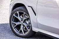 切削加工が施された「21インチMライトアロイホイールYスポークスタイリング747Mバイカラー」は、13万4000円のオプションアイテム。今回の試乗車はフロントに275/40R21、リアに315/35R21サイズの「コンチネンタル・プレミアムコンタクト6 SSR」タイヤを組み合わせていた。