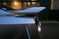 2024年モデルで、面積とポジションが見直された存在感のあるリアウイング。2025年の最終モデルも、その形状や機能に変更はない。