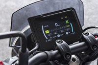 走行情報を表示するTFTフルカラーディスプレイ。画面の操作に用いる左のスイッチボックスには、暗い場所でも操作しやすいようバックランプが設けられている。