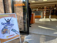 これは文中で紹介したスーパーではなく、2020年4月に新装オープンした店舗。一度に入店する客数を制限しているため、警備員がOKを出すまで店内に入れない。