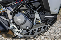 新型の1262cc L型2気筒エンジンは、可変バルブタイミング機構の採用とも相まって、従来型のユニットより低・中回転域でのトルクがアップ。特に5500rpmでは、17%も大きなトルクを発生させるという。