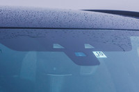 車線逸脱警告機能や自動緊急ブレーキ、360度ビュー&パーキングガイド機能付きサラウンドカメラシステムが標準で装備される。