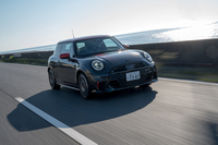 フロントに積まれる2リッター4気筒ターボエンジンは最高出力231PS、最大トルク380N・mを発生。「クーパー3ドア」の「ジョンクーパーワークス」はFWDのみの設定だ。