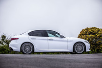 「イーグルF1スーパースポーツ」が装着された「アルファ・ロメオ・ジュリア ヴェローチェ」のサイドビュー。グッドイヤーはイーグルF1スーパースポーツを一般的なUHP(ウルトラ・ハイ・パフォーマンス)タイヤの上を行くウルトラUHPタイヤと紹介している。