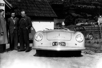 1948年に登場したポルシェ初のスポーツカー「356」。写真の左端には、右からフェルディナント・ポルシェ、フェリー・ポルシェ、そして“ビートル”や356のデザインを手がけたエルヴィン・コメンダの3人が写っている。