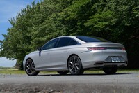 ボディーの全長は4940mmにも達する。ファストバックスタイルだが、独立したトランクスペースを備えた4ドアサルーンである。