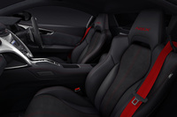 ヘッドレストに「NSX」の刺しゅうが入る「タイプS」のシート。グローブボックスにも「Type S」のロゴが備わる。