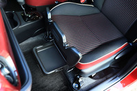 「ヴィッツ」の一部グレードの助手席には、荷物の転落を防ぐ収納式ストッパーと靴や小物を収納するアンダートレイが備わる。