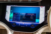 空調、照明、音楽、パフュームアトマイザー、シートのマッサージ機能などを総合的にコントロールし、乗員にリフレッシュやリラックスをもたらす「エナジャイジングパッケージプラス」を装備。運転時間などを考慮した最適なプログラムを提案する「エナジャイジングコーチ」も組み込まれている。