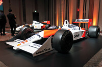 マクラーレン創立60周年記念展示の会場より(マクラーレンMP4/4、MP4/5B)