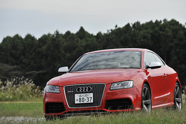 【スペック】全長×全幅×全高=4650×1860×1375mm/ホイールベース=2755mm/車重=1830kg/駆動方式=4WD/4.2リッターV8 DOHC32バルブ(450ps/8250rpm、43.8kgm/4000-6000rpm)/価格=1204万円(テスト車=1277万円/電動パノラマサンルーフ=20万円/アダプティブクルーズコントロール+アウディサイドアシスト=28万円/5アームローターデザインアルミホイール=25万円)