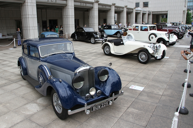横浜美術館の正面入り口前に並べられたエントリー車両。クラスA(1910〜30年)は5台、クラスB(1931〜45年)は11台が参加した。