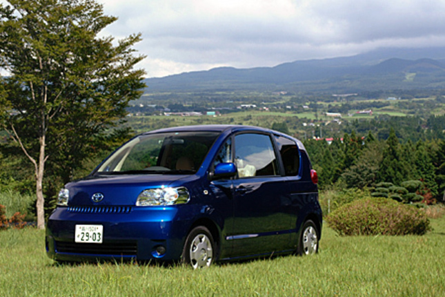 【スペック】130 i “Cパッケージ”:全長×全幅×全高=3990×1690×1720mm/ホイールベース=2600mm/車重=1100kg/駆動方式=FF/1.3リッター直4 DOHC16バルブ(87ps/6000rpm、12.3kgm/4400rpm)/価格=149万1000円(テスト車=184万4850円/ディスチャージヘッドランプ=4万2000円/G-BOOK対応DVDボイスナビゲーション付きワイドマルチAVステーション+音声ガイダンス付きバックガイドモニター=31万1850円)