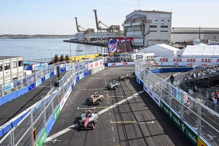 2024年3月30日に開催された「ABB FIAフォーミュラE世界選手権」のシーズン10第5戦東京大会。ポールポジションから好スタートした日産フォーミュラEチームのNo.22オリバー・ローランドが中盤までレースをリードしたが、24周目にマセラティ MSG レーシングのマクシミリアン・ギュンターがトップを奪取し、そのまま東京大会初の勝者となった。