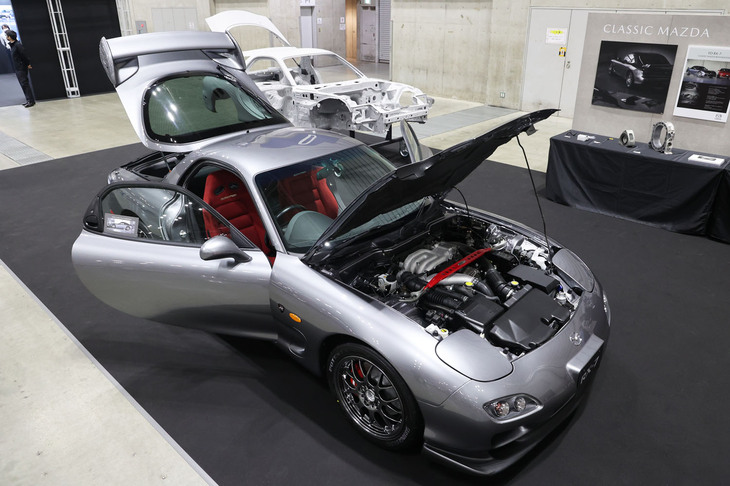 マツダはCLASSIC MAZDAでレストアされた「RX-7」(FD3S)とそのホワイトボディーを中心に展示していた。