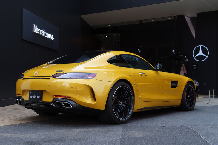 「メルセデスAMG GT63 4MATIC+ クーペ」の発表会場に展示された、初代「メルセデスAMG GT」。