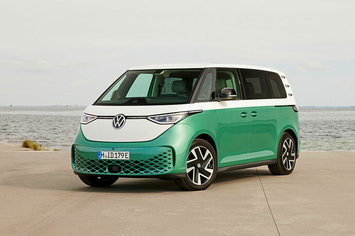 フォルクスワーゲンID.Buzz LWB:フォルクスワーゲンは「ID.Buzz」で、アイコンである「ブリ」を電動化した。2023年には、ノーマルのID.Buzz(写真)に続き、ホイールベースを長くしたバリエーションが登場する。
追加情報:2023年は、以下の2台がキーになる
フォルクスワーゲン・ティグアン:「ティグアン」の3代目は現在開発中で、軽いカムフラージュを施した状態でテスト走行している。コンパクトSUVの外観は、ヘッドライトが細くなり、ラジエーターグリルがスリムになり、その下のエプロンに大きなエアインテークが設置されるようだ。ホイールベースは現行モデルよりも若干長くなり、より広々としたSUVになるはずだ。
現在の知見では、ティグアンは引き続き「MQB」内燃機関プラットフォームを採用するとのことで、使い慣れたエンジンを引き続き使用することが可能だ。改良型「1.5 TSI Evo2」が大きな役割を果たすと思われ、それはプラグインハイブリッドを意味することにもなる。価格はおそらくプレミアムになり、価格は約3万5000ユーロ(約470万円)からになる可能性がある。
メルセデス・ベンツEクラス/Eクラス エステート:「W213」の「メルセデス・ベンツEクラス」は、すでに2016年から販売されている。ラグジュアリークラスのガソリンモデルは2020年に全面的なフェイスリフトが行われたが、6代目が登場することになった。また、新型Eクラスにはサルーンだけでなく、エステートも用意される。
ビジュアル的には、大型のラジエーターグリルや細いヘッドライトなど、大型の「Sクラス」をより意識したものとなっているようだ。ボディーと同じ高さのドアハンドルや、2分割のテールランプをメッキの留め金でつなぐリアエンドなどのディテールは、すでに他のモデルシリーズでおなじみのものだ。
ボンネットの下には、ガソリンとディーゼルのエンジンが残されている。将来的には、2リッター4気筒と3リッター6気筒のエンジンが主流になると思われる。260PS~430PSの出力が可能になる。「Cクラス」と同様、EクラスのAMGバージョンもおそらくV8を搭載せず、4気筒のプラグインハイブリッドとして登場することだろう。
(Text=Peter R. Fischer, Katharina Berndt and Sebastian Friemel/Photos=autobild.de)
記事提供:AUTO BILD JAPAN Web(アウトビルトジャパン)