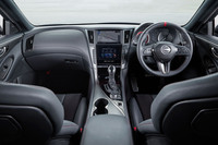 こちらは「スカイライン NISMO」の車内。ブラック基調のインテリアカラーにレッドの差し色というコーディネートはNISMOカー共通のものである。