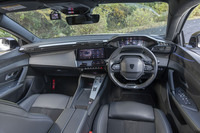 「308 GTハイブリッド」は最新世代の「プジョーi-Cockpit」を採用。高い位置に据えた「デジタルヘッドアップインストゥルメントパネル」(メーター)により、未来的で包み込まれるような空間体験ができる。