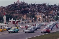 「2000GT」開発の契機となった、1964年の第2回日本グランプリの様子。1963年の第1回では強さを見せつけたトヨタだったが、第2回では力をつけてきたライバルに、太刀打ちできなかった。