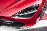 エアインテークと一体でデザインされたヘッドライト。光源はLED。