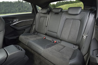 フロントシートと同様の表皮が採用されるリアシート。背もたれには40:20:40の分割可倒機構が備わっている。座面から天井までの高さは976mmで、身長約170cmの大人が座っても窮屈さは感じられなかった。