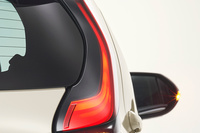 多くの装備が標準で備わる「Z」グレードだが、同グレードにしか設定のないアイテムとなると限定的。オプションのヘッドアップディスプレイを除くと、ライン発光式のテールランプやインテリアのブロンズ装飾ぐらいだ。